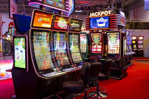 Top Trend Gaming dashboard on asiahoki login showing live dealer tables and trending slots